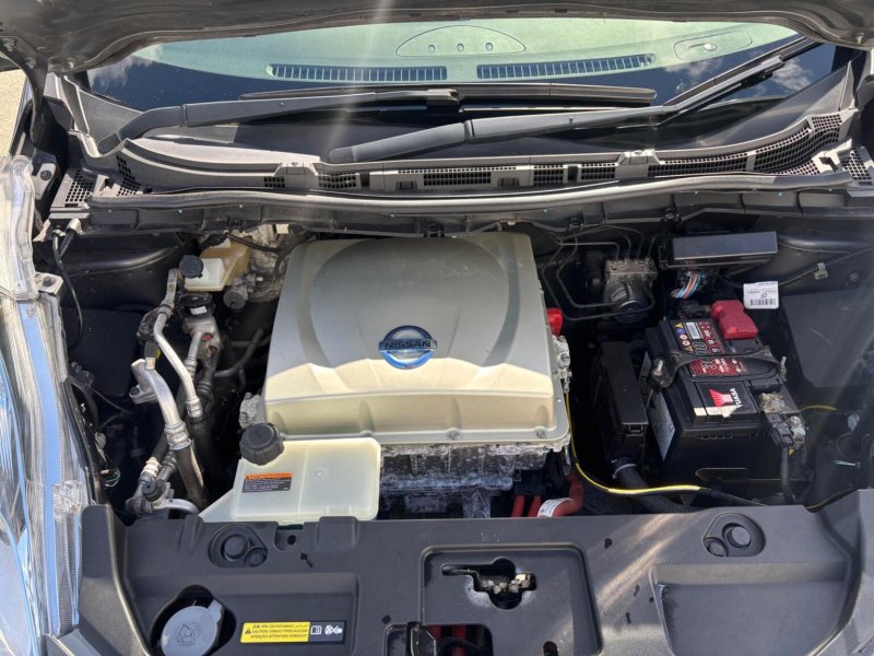 NISSAN LEAF